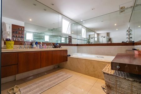 Apartamento à venda com 340m², 3 quartos e 5 vagasSuíte 1 Banheiro