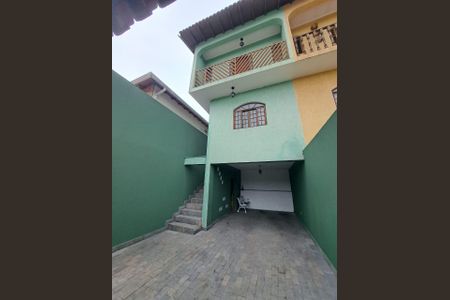 Casa à venda com 195m², 3 quartos e 3 vagas Casa à venda com 195m², 3 quartos e 3 vagasFachada