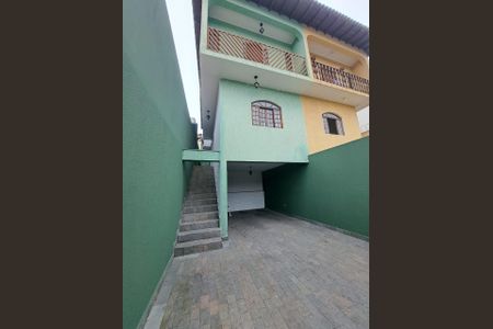 Casa à venda com 195m², 3 quartos e 3 vagas Casa à venda com 195m², 3 quartos e 3 vagasFachada