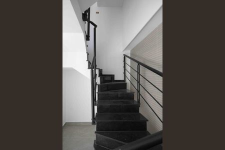 Casa de condomínio à venda com 154m², 2 quartos e 2 vagas Casa de condomínio à venda com 154m², 2 quartos e 2 vagasEscada