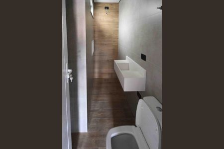 Casa de condomínio à venda com 154m², 2 quartos e 2 vagas Casa de condomínio à venda com 154m², 2 quartos e 2 vagasBanheiro da Suite