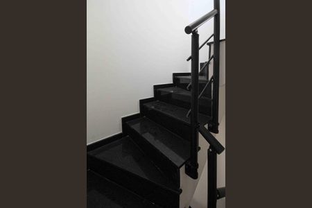 Casa de condomínio à venda com 154m², 3 quartos e 2 vagasEscada