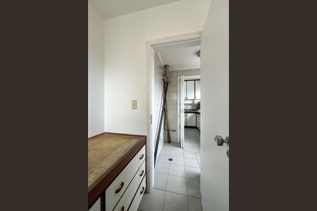 Apartamento à venda com 99m², 3 quartos e 3 vagas Apartamento à venda com 99m², 3 quartos e 3 vagasQuarto de Serviço