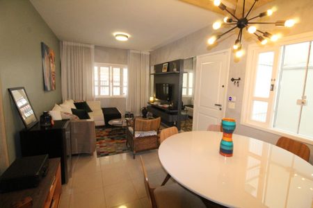 Casa para alugar com 130m², 3 quartos e 2 vagasSala