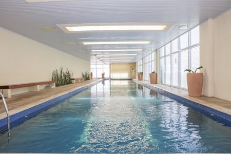 Apartamento à venda com 180m², 3 quartos e 3 vagas Apartamento à venda com 180m², 3 quartos e 3 vagasÁrea comum - Piscina