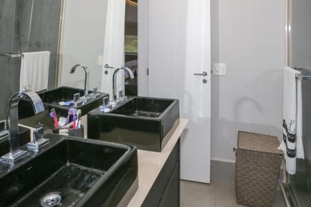 Apartamento à venda com 180m², 3 quartos e 3 vagas Apartamento à venda com 180m², 3 quartos e 3 vagasBanheiro da Suíte 1