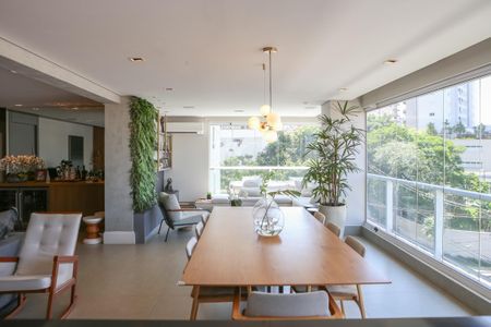 Apartamento à venda com 180m², 3 quartos e 3 vagas Apartamento à venda com 180m², 3 quartos e 3 vagasSala