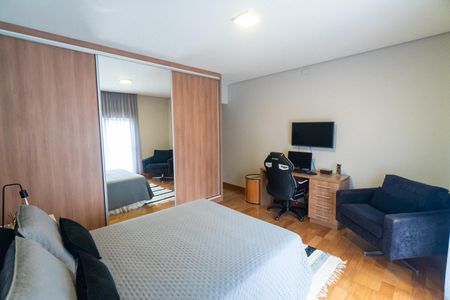 Casa à venda com 290m², 4 quartos e 4 vagasSuíte 2