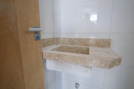 Casa de condomínio à venda com 129m², 3 quartos e 2 vagasBanheiro de Serviço