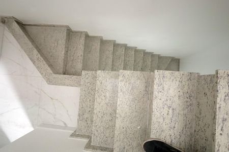 Casa de condomínio à venda com 129m², 3 quartos e 2 vagasEscadas