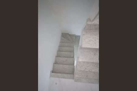 Casa de condomínio à venda com 117m², 2 quartos e 2 vagasEscada