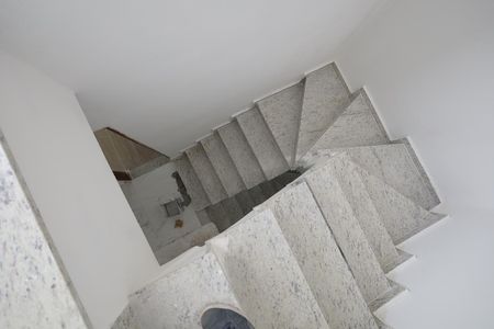 Casa de condomínio à venda com 117m², 2 quartos e 2 vagasEscadas