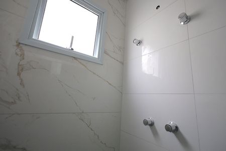 Casa de condomínio à venda com 117m², 2 quartos e 2 vagasBanheiro da Suíte 1