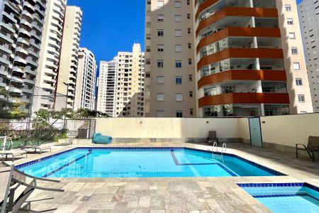 Apartamento à venda com 82m², 3 quartos e 2 vagas Apartamento à venda com 82m², 3 quartos e 2 vagasÁrea comum - Piscina