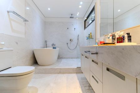 Apartamento à venda com 374m², 3 quartos e 4 vagasBanheiro da Suíte 1