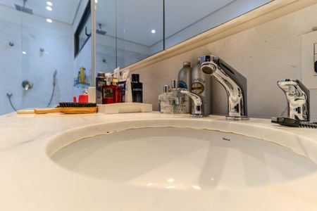 Apartamento à venda com 374m², 3 quartos e 4 vagasBanheiro da Suíte 1