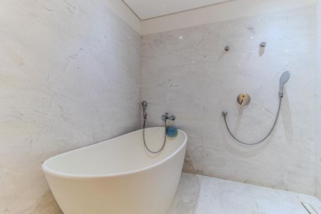 Apartamento à venda com 374m², 3 quartos e 4 vagasBanheiro da Suíte 1