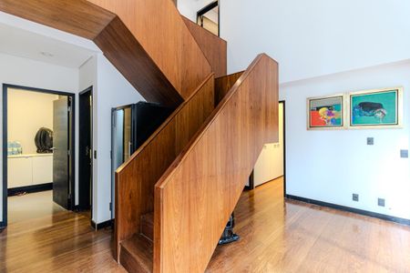 Apartamento à venda com 374m², 3 quartos e 4 vagasEscada