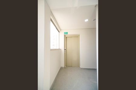 Apartamento para alugar com 45m², 2 quartos e sem vaga Apartamento para alugar com 45m², 2 quartos e sem vagaHall dos elevadores