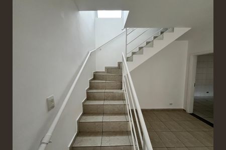 Escada de casa de condomínio para alugar com 2 quartos, 90m² em Cs12, São Paulo