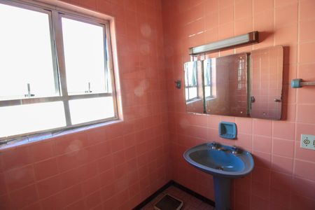 Casa à venda com 600m², 4 quartos e 1 vagaBanheiro 2