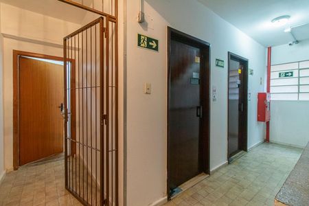 Apartamento à venda com 57m², 1 quarto e sem vagaElevadores