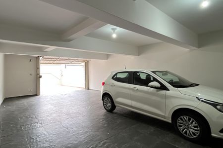 Casa à venda com 250m², 4 quartos e 5 vagas Casa à venda com 250m², 4 quartos e 5 vagasGaragem