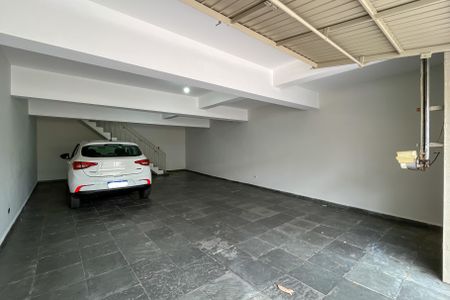Casa à venda com 250m², 4 quartos e 5 vagas Casa à venda com 250m², 4 quartos e 5 vagasGaragem