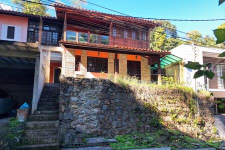 Casa à venda com 180m², 4 quartos e 2 vagas Casa à venda com 180m², 4 quartos e 2 vagasFachada