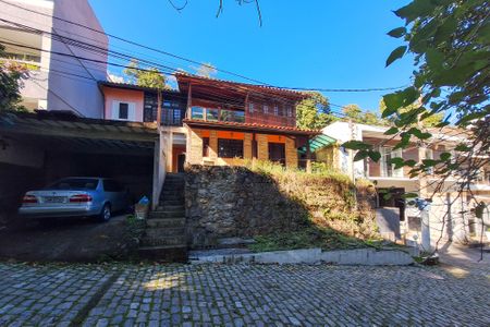 Casa à venda com 180m², 4 quartos e 2 vagas Casa à venda com 180m², 4 quartos e 2 vagasFachada