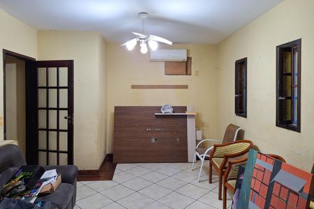 Casa à venda com 180m², 4 quartos e 2 vagas Casa à venda com 180m², 4 quartos e 2 vagasSala