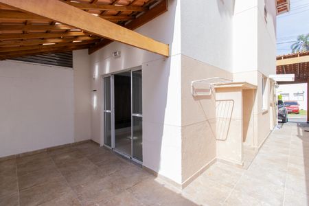 Varanda da Sala e corredor lateral de casa de condomínio para alugar com 2 quartos, 210m² em Jardim Petropolis, Cotia