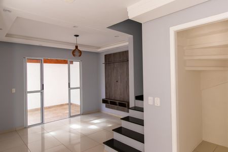 Sala de casa de condomínio para alugar com 2 quartos, 210m² em Jardim Petropolis, Cotia