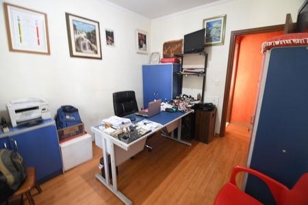 Casa à venda com 230m², 4 quartos e 5 vagasEscritório