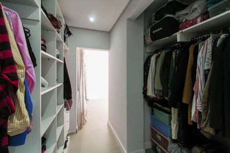 Apartamento à venda com 304m², 4 quartos e 2 vagas Apartamento à venda com 304m², 4 quartos e 2 vagasCloset da suíte 2