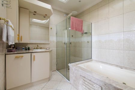 Apartamento à venda com 304m², 4 quartos e 2 vagas Apartamento à venda com 304m², 4 quartos e 2 vagasBanheiro da Suíte 2