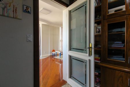 Apartamento à venda com 304m², 4 quartos e 2 vagas Apartamento à venda com 304m², 4 quartos e 2 vagasQuarto 1