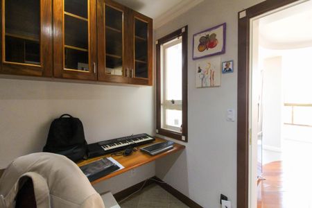 Apartamento à venda com 304m², 4 quartos e 2 vagas Apartamento à venda com 304m², 4 quartos e 2 vagasQuarto 1