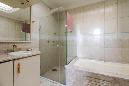 Apartamento à venda com 304m², 4 quartos e 2 vagas Apartamento à venda com 304m², 4 quartos e 2 vagasBanheiro da Suíte 2