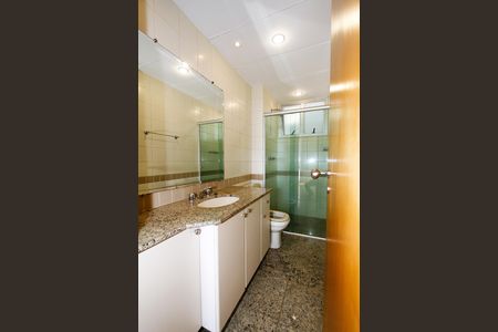 Apartamento à venda com 199m², 3 quartos e 4 vagasBanheiro 1