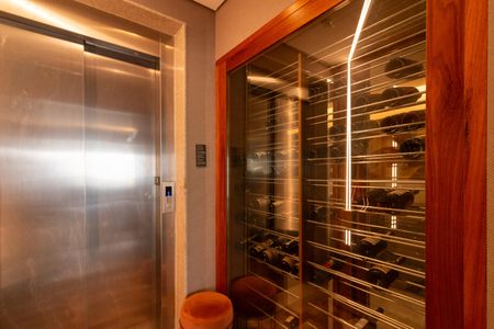 Apartamento à venda com 185m², 4 quartos e 4 vagasHall de Entrada - Elevador Privativo - Adega