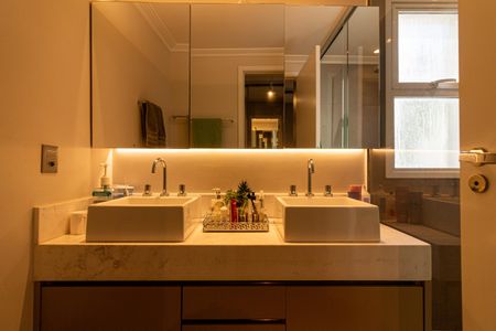 Apartamento à venda com 185m², 4 quartos e 4 vagasBanheiro da Suíte 1