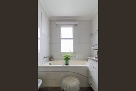 Apartamento à venda com 325m², 4 quartos e 5 vagas Apartamento à venda com 325m², 4 quartos e 5 vagasBanheiro da Suíte 1