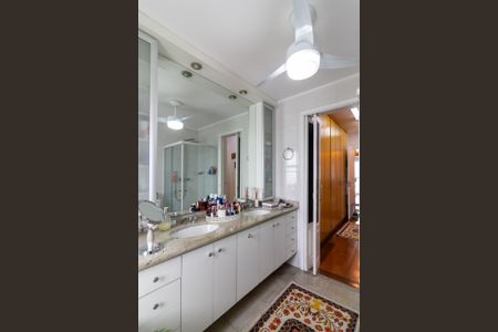 Apartamento à venda com 325m², 4 quartos e 5 vagas Apartamento à venda com 325m², 4 quartos e 5 vagasBanheiro da Suíte 1