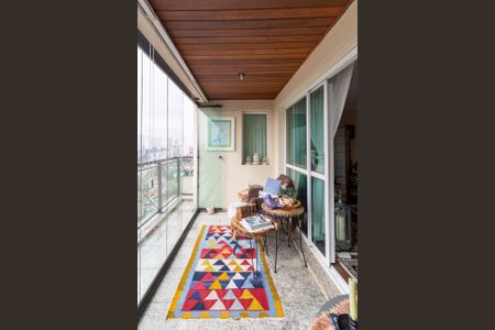 Apartamento à venda com 325m², 4 quartos e 5 vagas Apartamento à venda com 325m², 4 quartos e 5 vagasVaranda