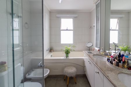 Apartamento à venda com 325m², 4 quartos e 5 vagas Apartamento à venda com 325m², 4 quartos e 5 vagasBanheiro da Suíte 1