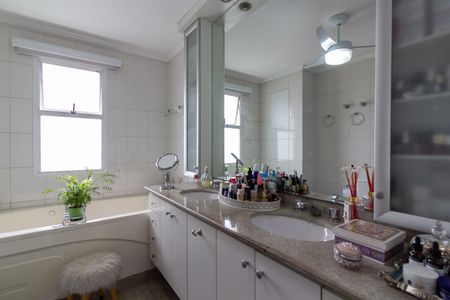 Apartamento à venda com 325m², 4 quartos e 5 vagas Apartamento à venda com 325m², 4 quartos e 5 vagasBanheiro da Suíte 1