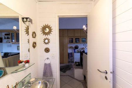 Apartamento à venda com 325m², 4 quartos e 5 vagas Apartamento à venda com 325m², 4 quartos e 5 vagasBanheiro de Serviço