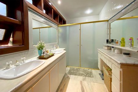 Casa à venda com 445m², 3 quartos e 3 vagas Casa à venda com 445m², 3 quartos e 3 vagasBanheiro da Suíte 1