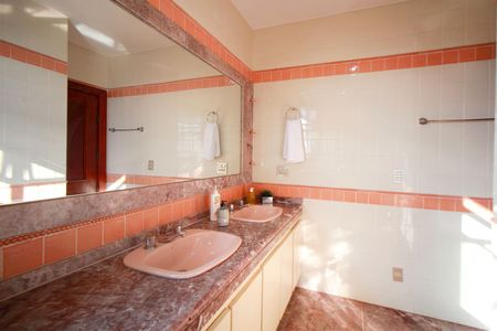 Casa à venda com 445m², 3 quartos e 3 vagasBanheiro da Suíte 2